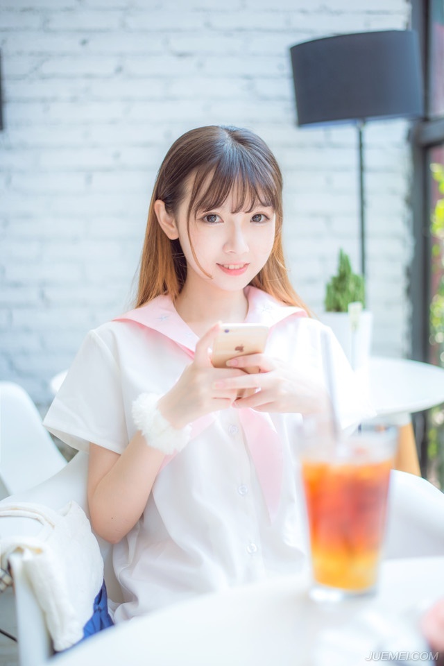 想到这里，刘璝摇了摇头，不管如何，今日定要见到主公，一路上无人阻拦，刘璝径直来到刘璋的卧房之外，正要推门而入，里面突然传来女子痴痴的荡笑声，中间还夹杂着男人粗重的喘息声。